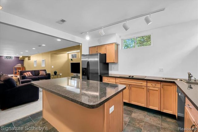 6925 Elm Park Drive, Troy, MI 48098