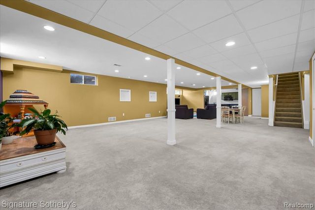 6925 Elm Park Drive, Troy, MI 48098