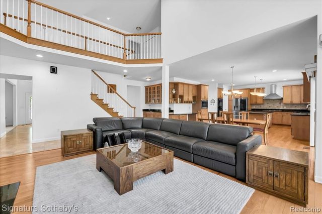 6925 Elm Park Drive, Troy, MI 48098