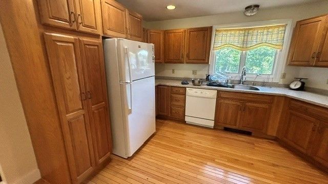 32 Station Ave, Upton, MA 01568