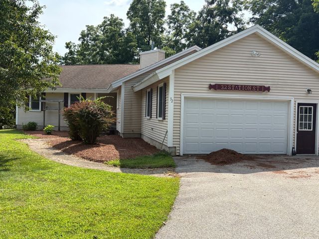 32 Station Ave, Upton, MA 01568