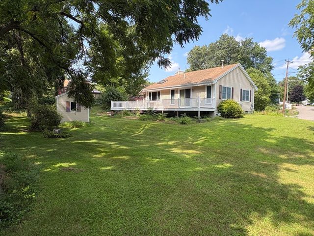 32 Station Ave, Upton, MA 01568
