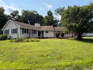 32 Station Ave, Upton, MA 01568