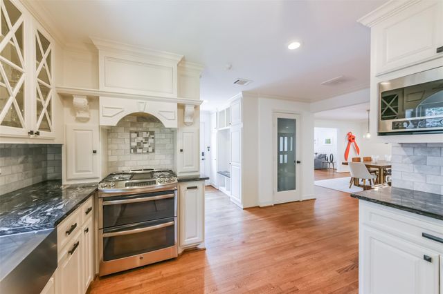 2415 Stoney Brook Drive, Houston, TX 77063