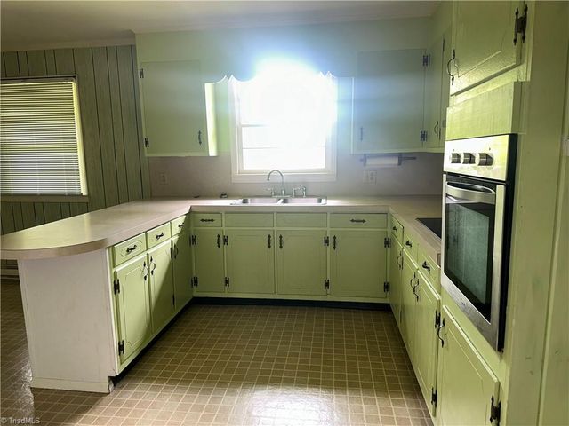 529 E Devon Drive E, Mount Airy, NC 27030