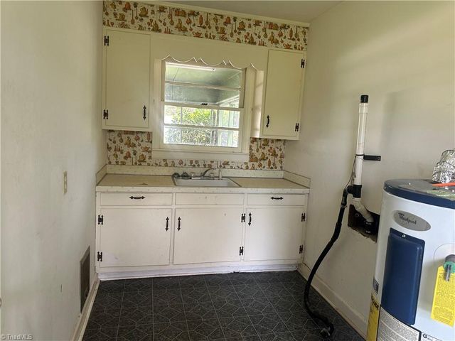 529 E Devon Drive E, Mount Airy, NC 27030