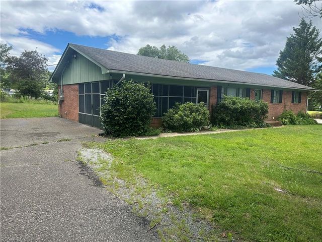 529 E Devon Drive E, Mount Airy, NC 27030