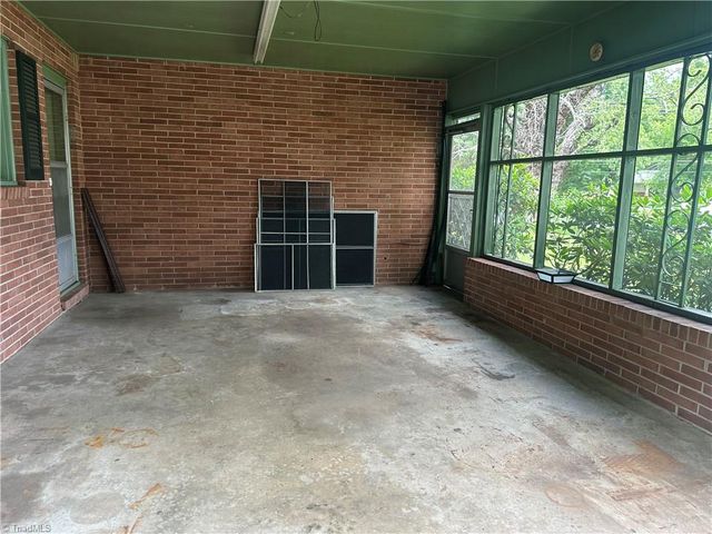 529 E Devon Drive E, Mount Airy, NC 27030