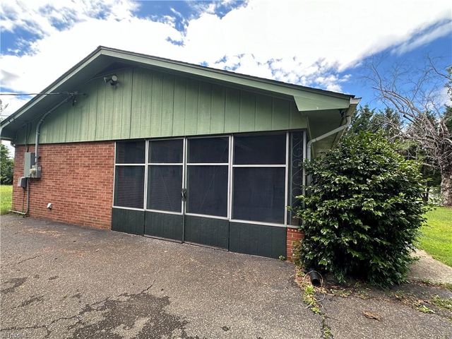 529 E Devon Drive E, Mount Airy, NC 27030