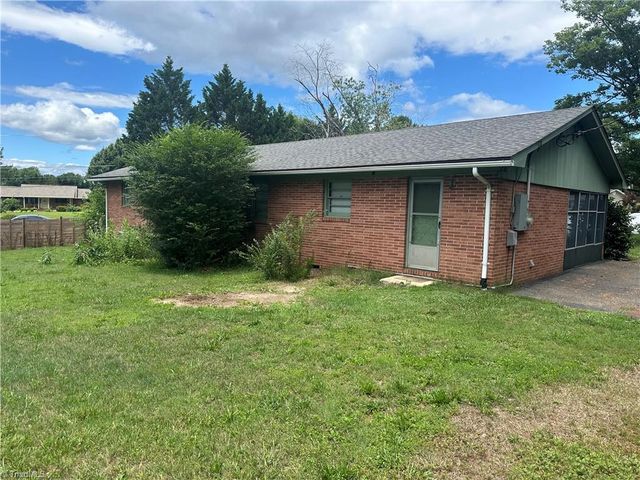529 E Devon Drive E, Mount Airy, NC 27030