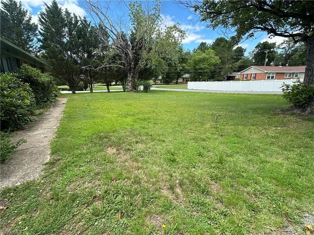 529 E Devon Drive E, Mount Airy, NC 27030