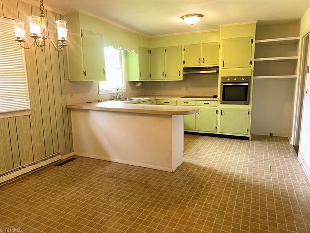 529 E Devon Drive E, Mount Airy, NC 27030