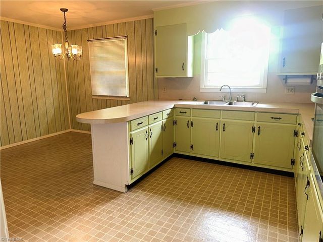 529 E Devon Drive E, Mount Airy, NC 27030