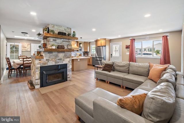 56 GRIDIRON RD, Levittown, PA 19057