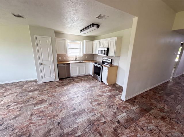 9002 Barracuda Drive, Texas City, TX 77591