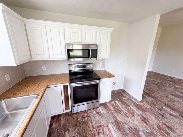 9002 Barracuda Drive, Texas City, TX 77591