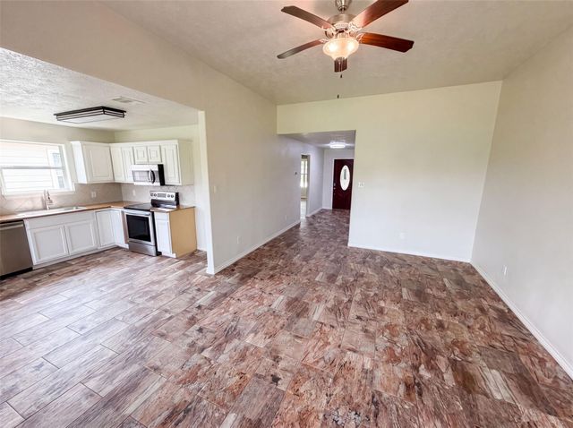 9002 Barracuda Drive, Texas City, TX 77591