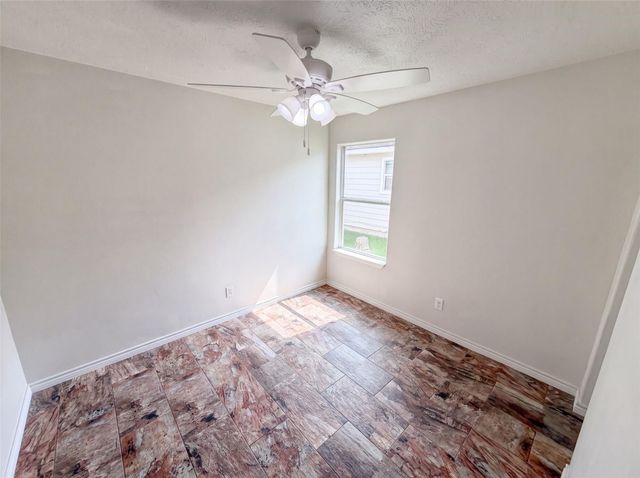 9002 Barracuda Drive, Texas City, TX 77591
