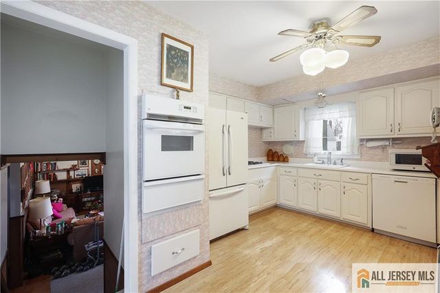 39 Herold Place, Metuchen, NJ 08840