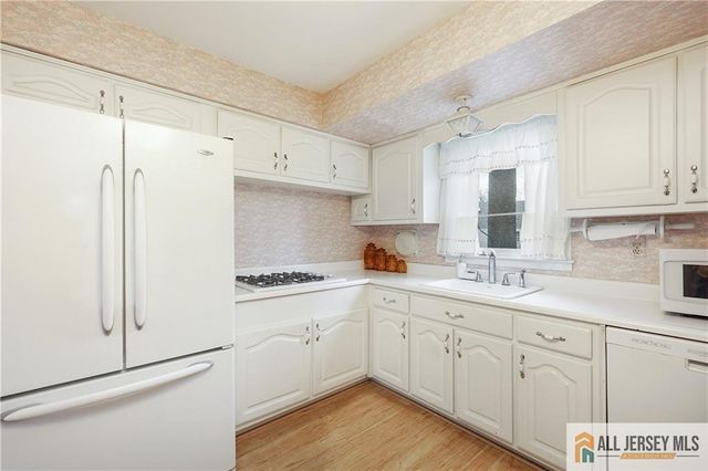 39 Herold Place, Metuchen, NJ 08840