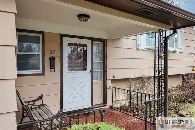 39 Herold Place, Metuchen, NJ 08840