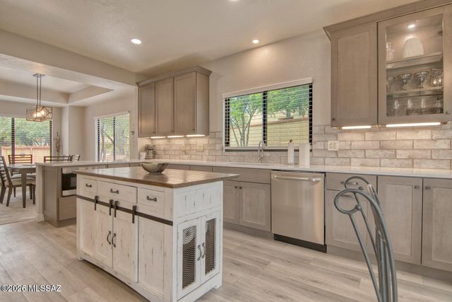 1184 E Camino Diestro, Oro Valley, AZ 85704