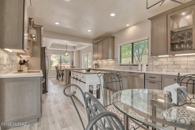 1184 E Camino Diestro, Oro Valley, AZ 85704