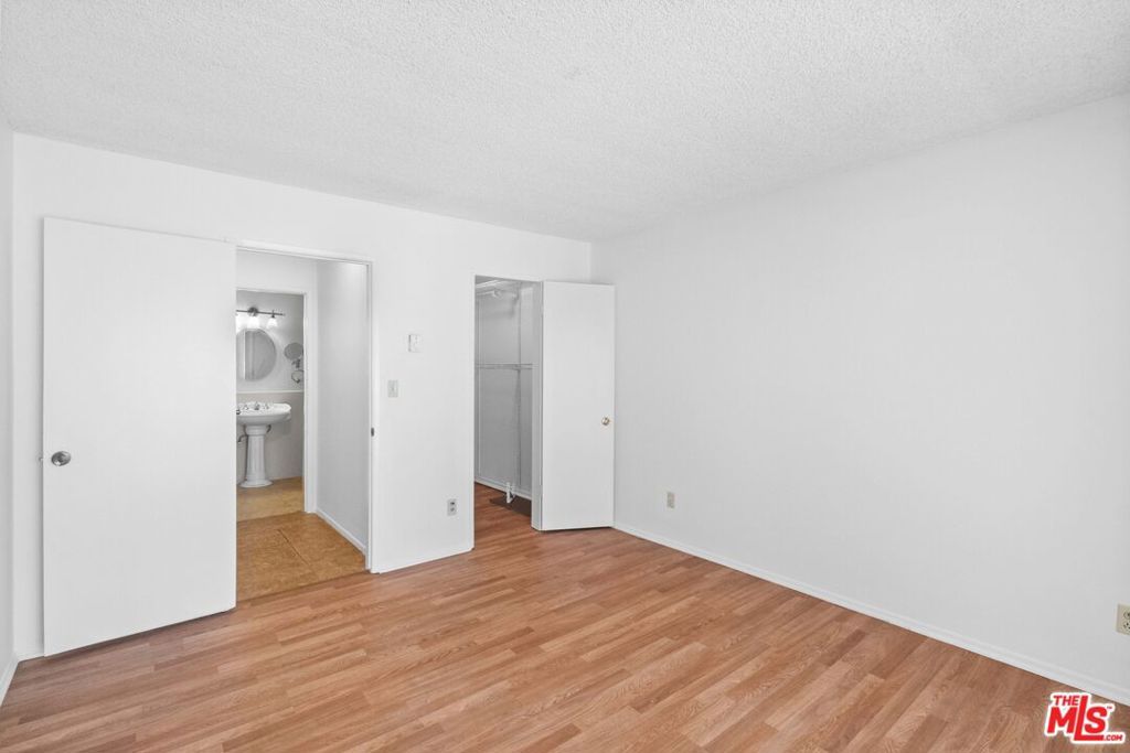Image 10 of property listing at 4900 Overland Avenue 183, Culver City, CA 90230