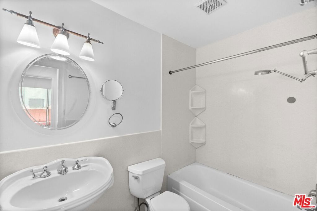 Image 12 of property listing at 4900 Overland Avenue 183, Culver City, CA 90230