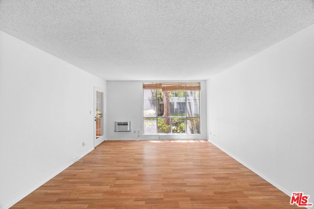 Image 23 of property listing at 4900 Overland Avenue 183, Culver City, CA 90230