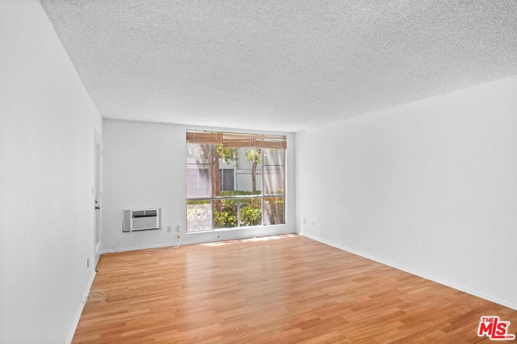Image 24 of property listing at 4900 Overland Avenue 183, Culver City, CA 90230