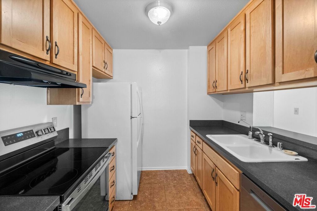 Image 3 of property listing at 4900 Overland Avenue 183, Culver City, CA 90230