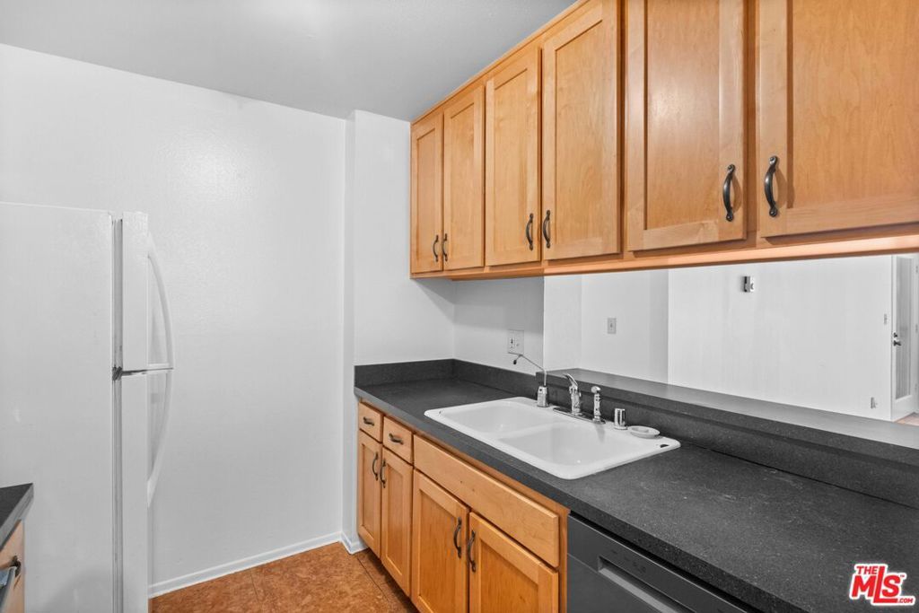 Image 4 of property listing at 4900 Overland Avenue 183, Culver City, CA 90230