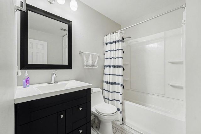 121 N West Street 22, Crown Point, IN 46307