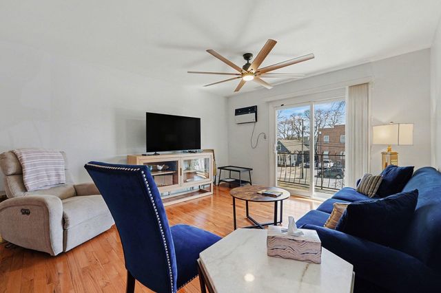 121 N West Street 22, Crown Point, IN 46307