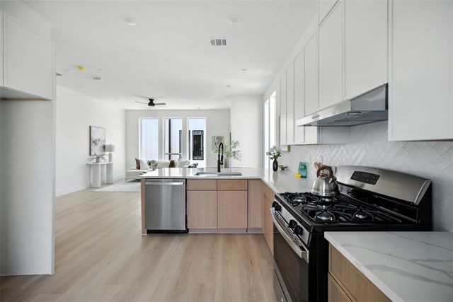 312 N Lancaster Avenue 13, Dallas, TX 75203