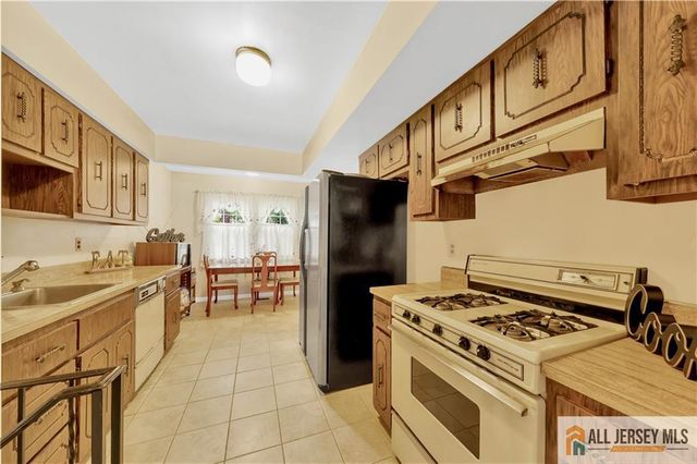 6 Sherry Court, Edison, NJ 08820