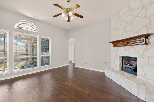 909 Foxtail Drive, Mansfield, TX 76063