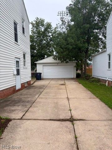 1388 Cranover Road, Lyndhurst, OH 44124