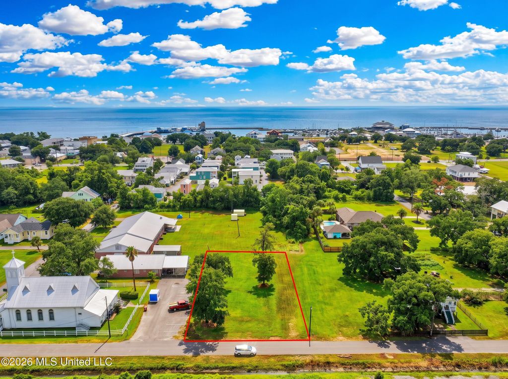 218 E Railroad Street, Pass Christian, MS 39571