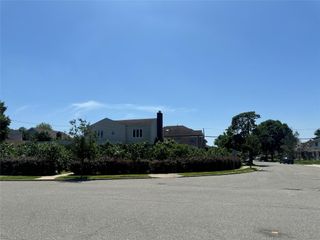 382 Hillside Drive S, New Hyde Park, NY 11040