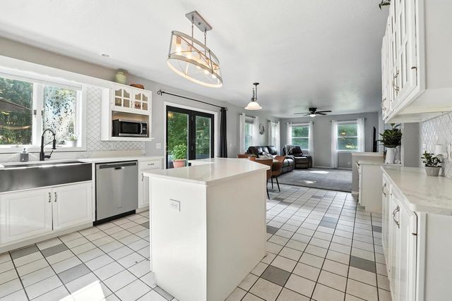 6224 N St Andrews Drive, Janesville, WI 53545