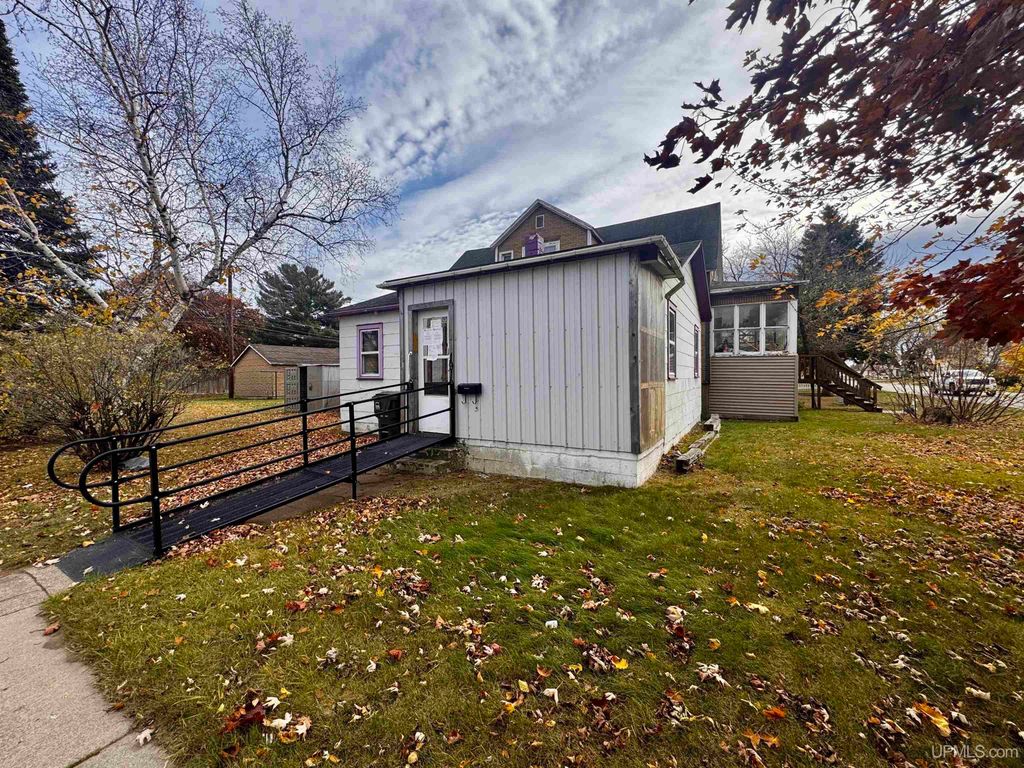 1919 N 5th Avenue, Escanaba, MI 49829