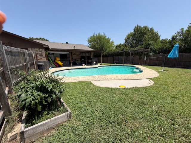 413 Hemlock Drive, Grand Prairie, TX 75052