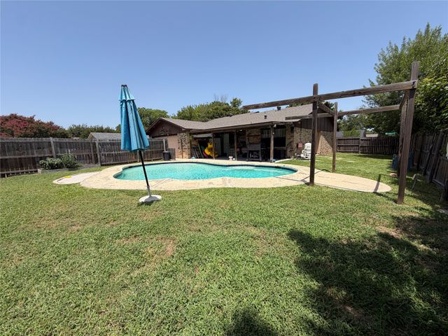 413 Hemlock Drive, Grand Prairie, TX 75052