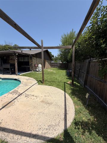 413 Hemlock Drive, Grand Prairie, TX 75052