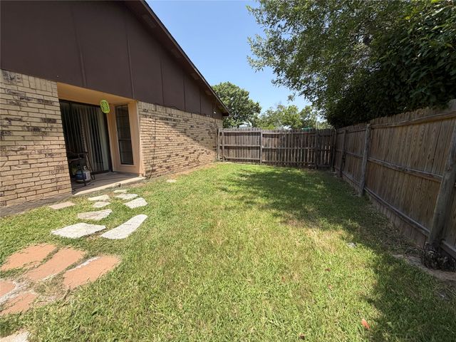 413 Hemlock Drive, Grand Prairie, TX 75052