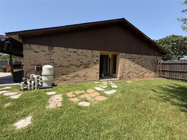 413 Hemlock Drive, Grand Prairie, TX 75052