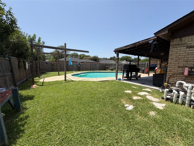 413 Hemlock Drive, Grand Prairie, TX 75052