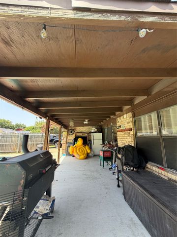 413 Hemlock Drive, Grand Prairie, TX 75052